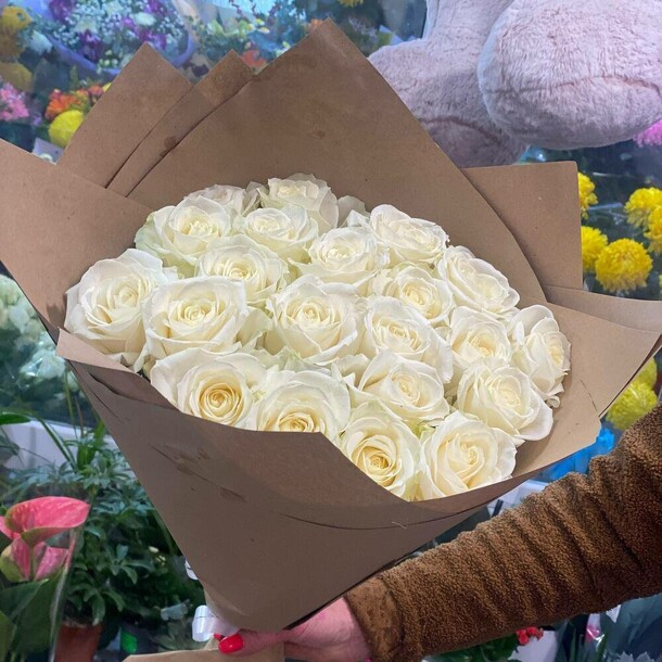 Классический букет белых роз в крафтовой упаковке, артикул F1143966 - 6353 рублей, доставка по городу. Flawery - доставка цветов