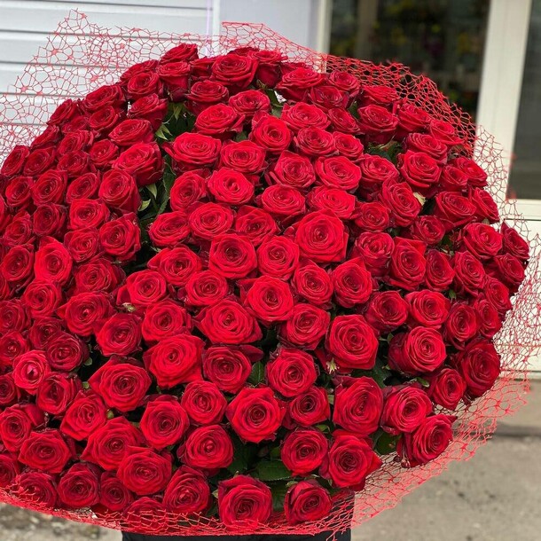 201 роза россия 70 см в красивой упаковке, артикул F1143967 - 72467 рублей, доставка по городу. Flawery - доставка цветов