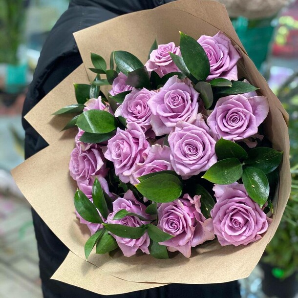 15 лиловых роз с рускусом в крафтовой упаковке, артикул F1143968 - 6867 рублей, доставка по городу. Flawery - доставка цветов