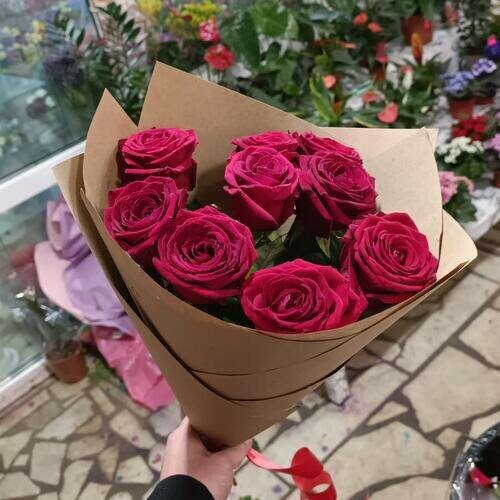 9 красных роз в крафте, артикул F1143997 - 2723 рублей, доставка по городу. Flawery - доставка цветов