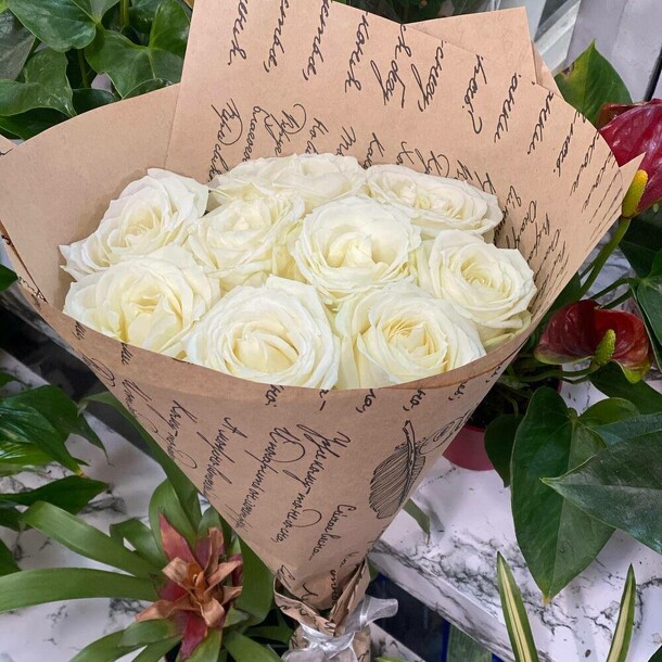 9 белых роз в крафтовой упаковке, артикул F1144000 - 2723 рублей, доставка по городу. Flawery - доставка цветов