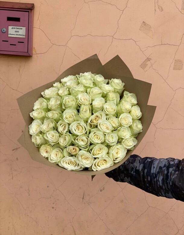 51 белая роза 40 см, артикул F1144013 - 14508 рублей, доставка по городу. Flawery - доставка цветов