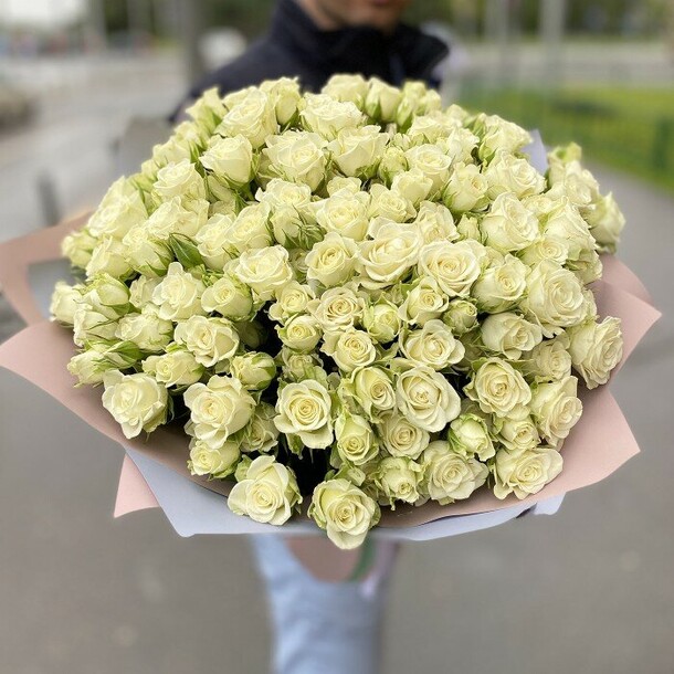 101 белая кустовая роза в дизайнерской упаковке, артикул F1144014 - 36179 рублей, доставка по городу. Flawery - доставка цветов