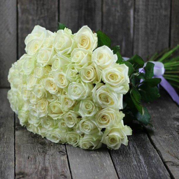 Большой букет свежих белых роз, артикул F1144022 - 21801 рублей, доставка по городу. Flawery - доставка цветов