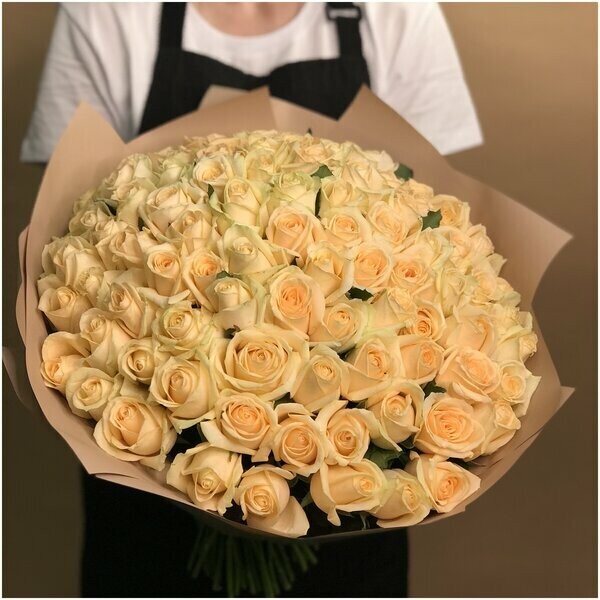 Огромный букет свежих кремовых роз в крафте, артикул F1144027 - 32342 рублей, доставка по городу. Flawery - доставка цветов
