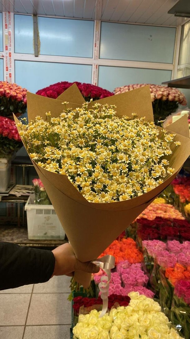 Свежий букет ромашек в крафте, артикул F1144844 - 13229 рублей, доставка по городу. Flawery - доставка цветов