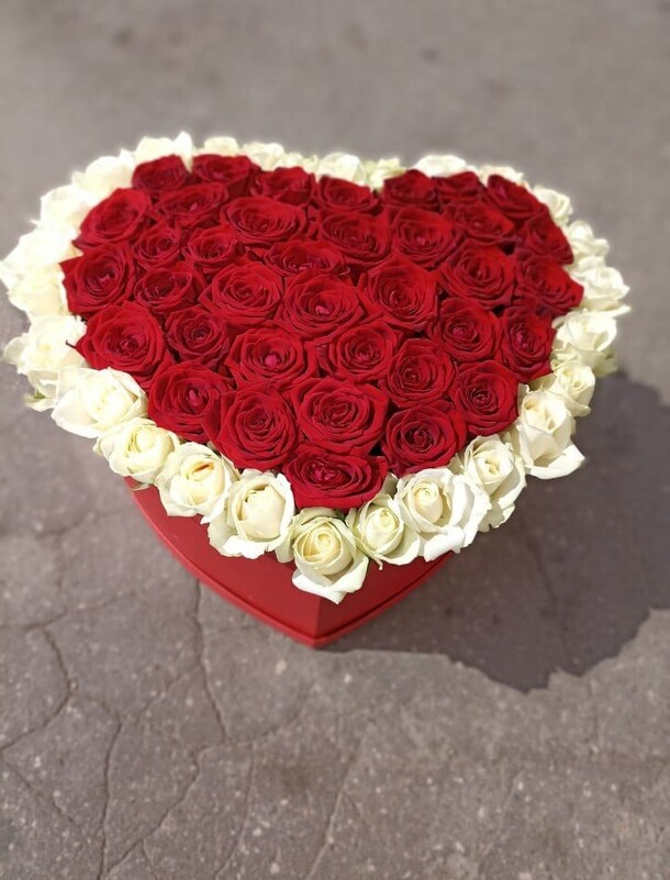 69 роз в коробке в виде сердца, артикул F1144852 - 27936 рублей, доставка по городу. Flawery - доставка цветов