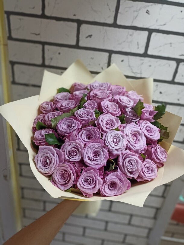 Большой букет лиловых роз в красивой упаковке, артикул F1144854 - 12313 рублей, доставка по городу. Flawery - доставка цветов