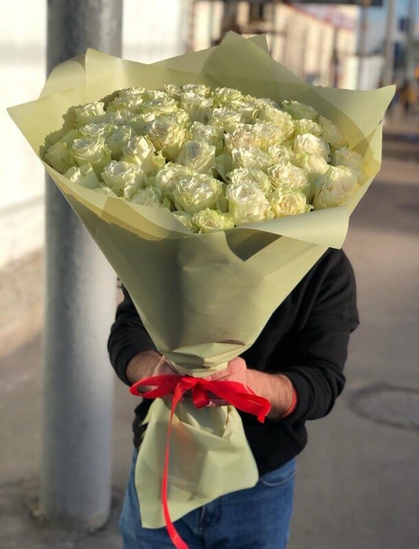 Большой букет белых роз эквадора, артикул F1147142 - 24815 рублей, доставка по городу. Flawery - доставка цветов