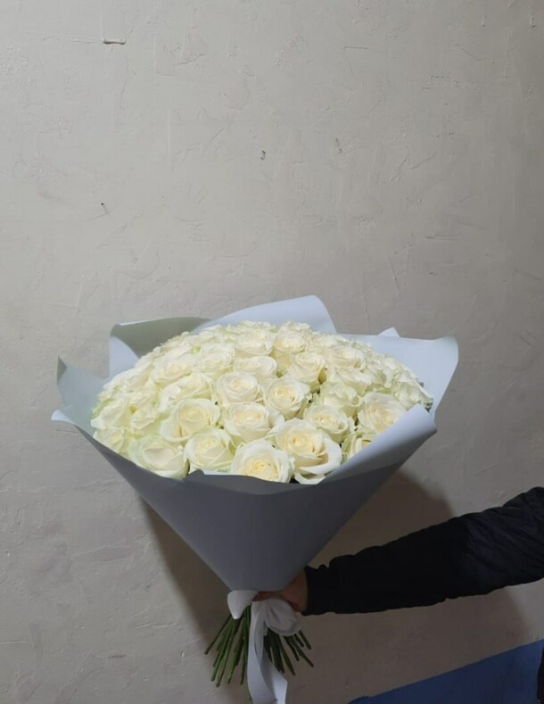 Большой букет белых роз в дизайнерской упаковке, артикул F1151806 - 21932 рублей, доставка по городу. Flawery - доставка цветов