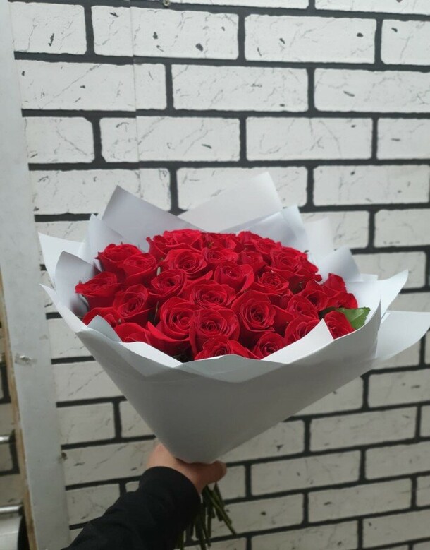 Классический букет красных роз в дизайнерской упаковке, артикул F1152390 - 9295 рублей, доставка по городу. Flawery - доставка цветов