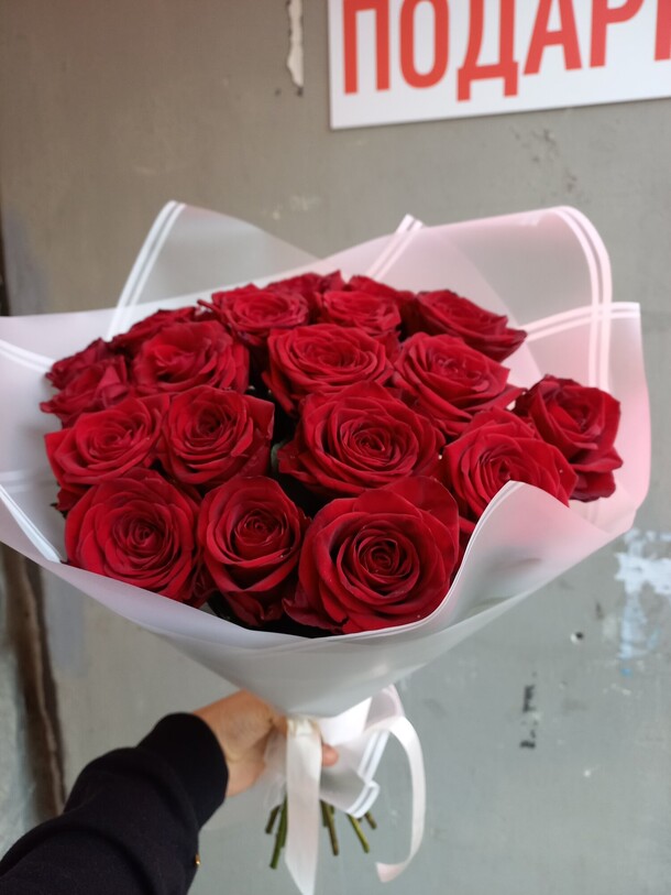 21 красная роза рэд наоми, артикул F1152880 - 6049 рублей, доставка по городу. Flawery - доставка цветов