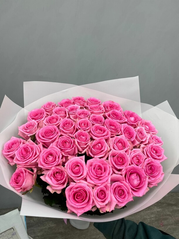 Красивый букет розовых роз в дизайнерской упаковке, артикул F1153636 - 11120 рублей, доставка по городу. Flawery - доставка цветов