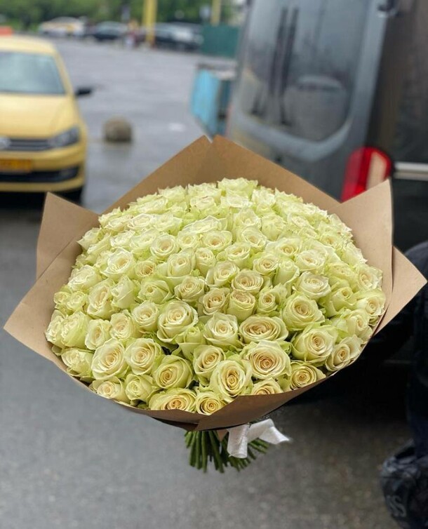 101 белая роза в крафт упаковке, артикул F1154319 - 32210 рублей, доставка по городу. Flawery - доставка цветов