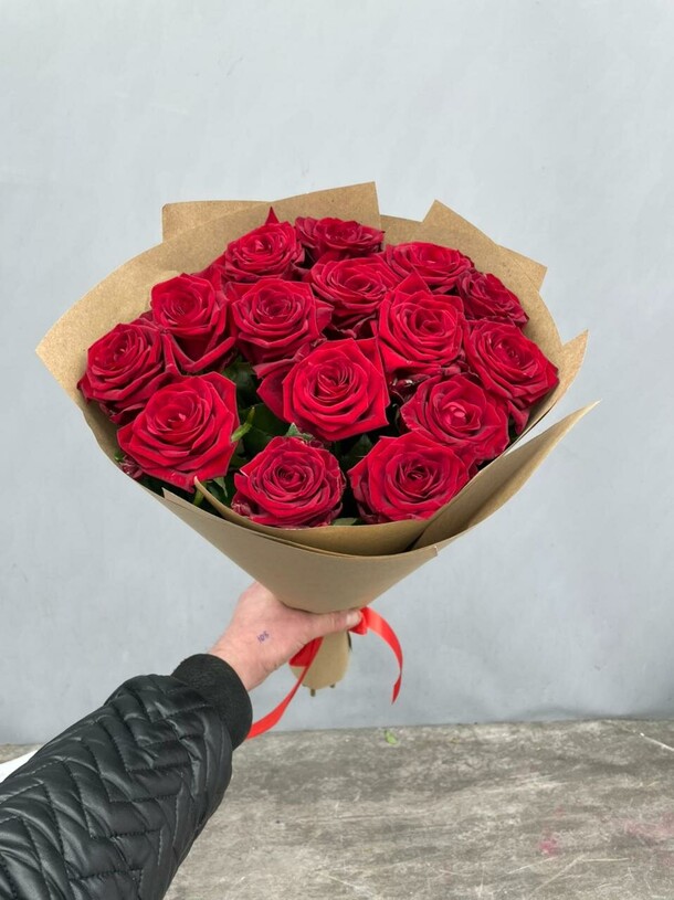15 красных роз в крафте, артикул F1155136 - 4500 рублей, доставка по городу. Flawery - доставка цветов