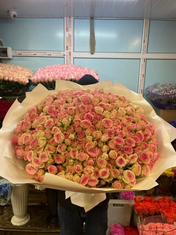 101 кустовая роза 60см, артикул F1157205 - 63997 рублей, доставка по городу. Flawery - доставка цветов