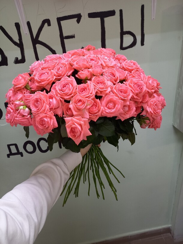 43 отборные кустовые розы, артикул F1158557 - 35431 рублей, доставка по городу. Flawery - доставка цветов