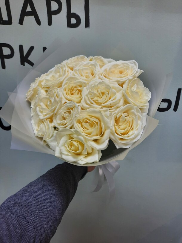 Классический букет белых роз, артикул F1160836 - 5143 рублей, доставка по городу. Flawery - доставка цветов