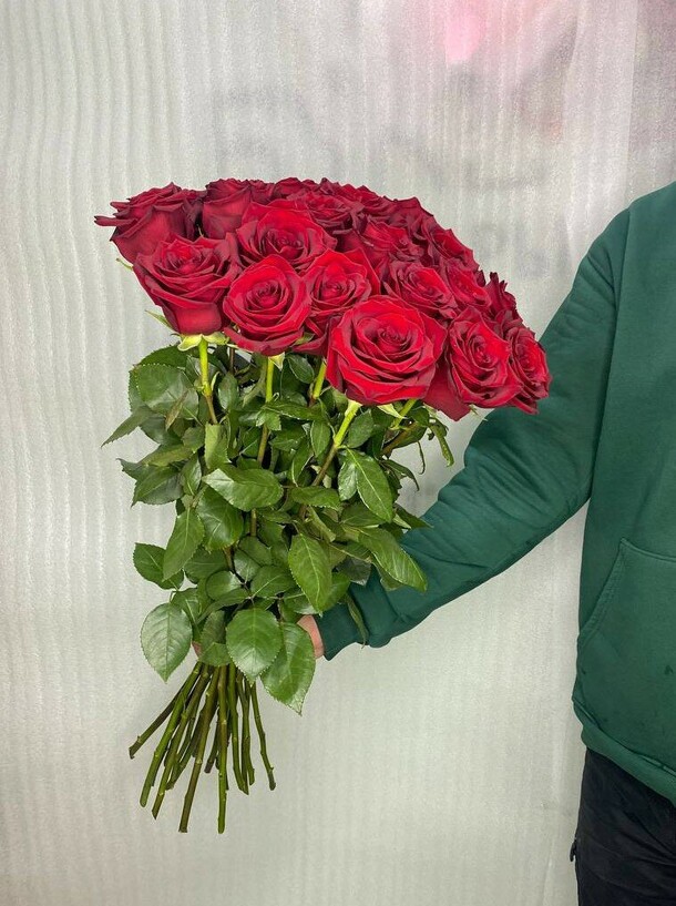 25 сочных роз эквадора, артикул F1161223 - 13189 рублей, доставка по городу. Flawery - доставка цветов