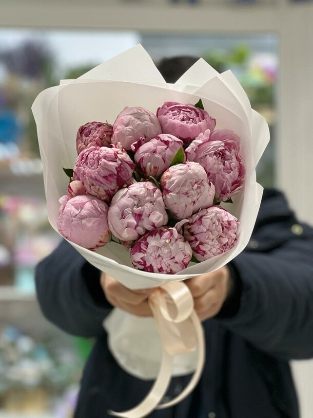 11 сочных пионов сара бернар, артикул F1162591 - 14000 рублей, доставка по городу. Flawery - доставка цветов