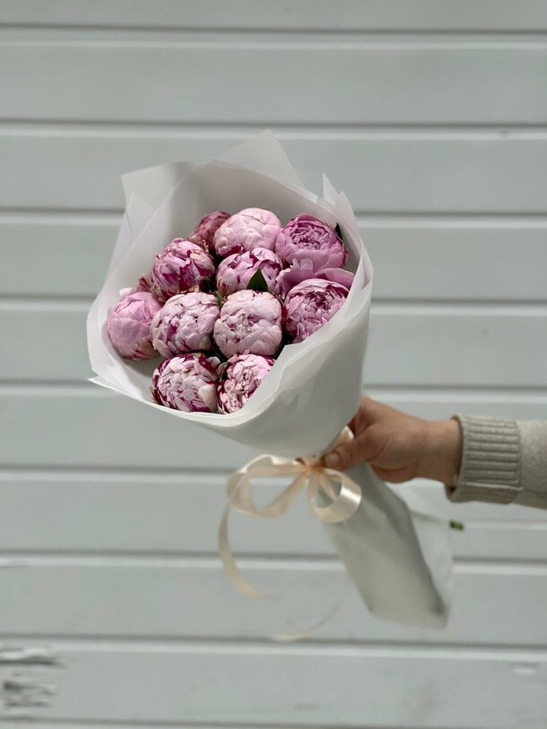 11 шикарных пионов сара бернар, артикул F1162592 - 14000 рублей, доставка по городу. Flawery - доставка цветов