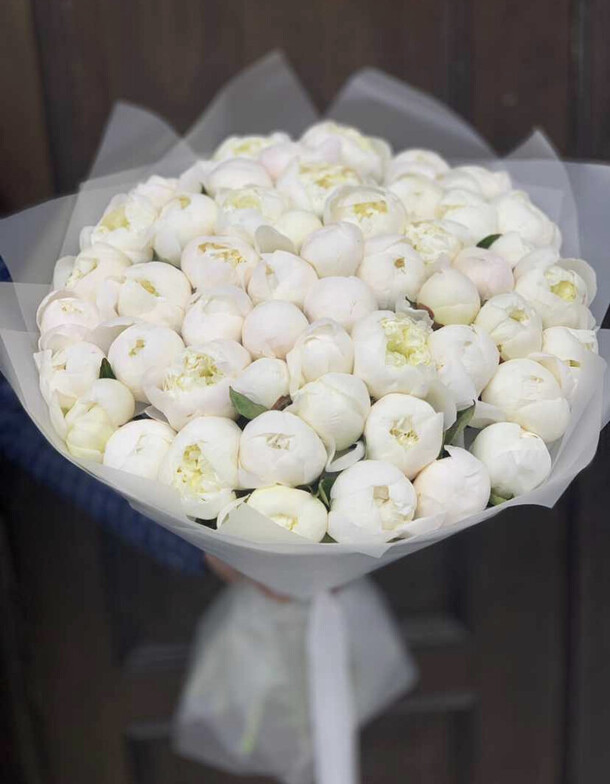 Букет белоснежных пионов из 49 шт, артикул F1164870 - 80042 рублей, доставка по городу. Flawery - доставка цветов