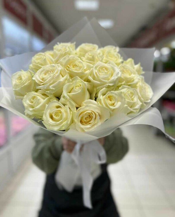 21 шикарная белая роза в матовой упаковке, артикул F1165274 - 8520 рублей, доставка по городу. Flawery - доставка цветов