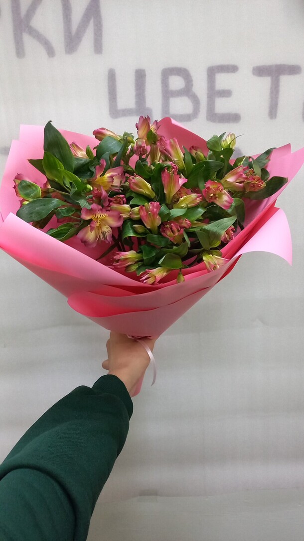 Букет альстромерий в дизайнерской упаковке, артикул F1165811 - 4010 рублей, доставка по городу. Flawery - доставка цветов