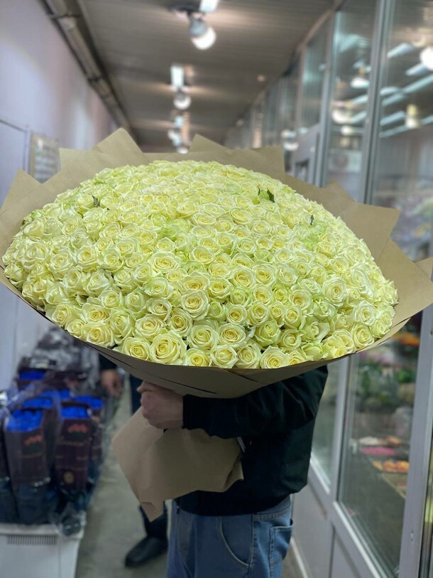 Огромный букет белых роз 70см в крафте, артикул F1182277 - 96799 рублей, доставка по городу. Flawery - доставка цветов