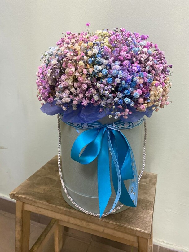 Большая коробка гипсофилы в шляпной коробке, артикул F1189660 - 6764 рублей, доставка по городу. Flawery - доставка цветов