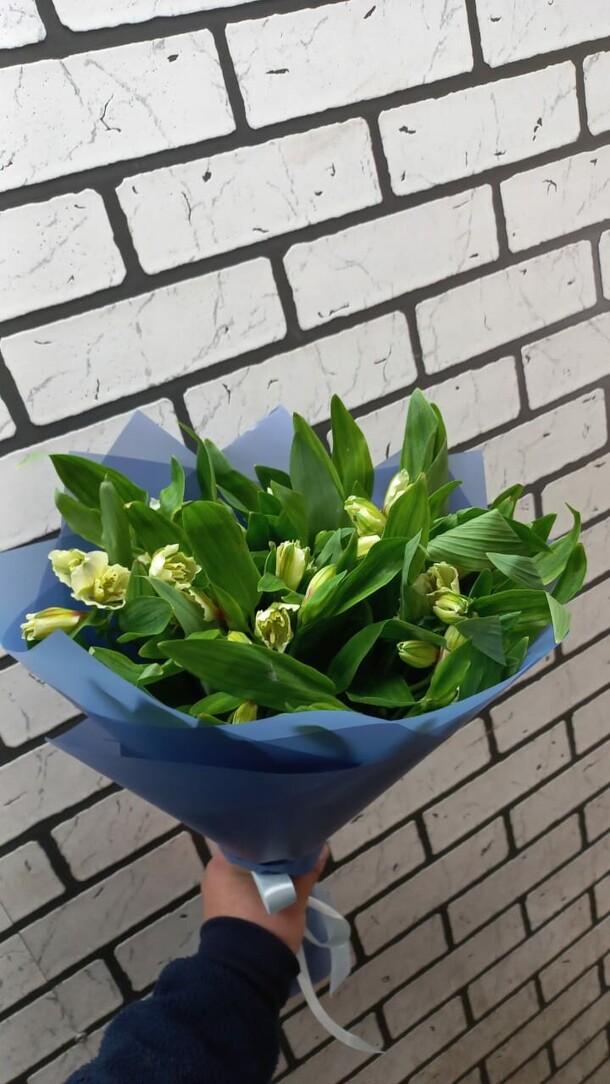 Весенний букет из 9 нежных альстромерий, артикул F1189764 - 2408 рублей, доставка по городу. Flawery - доставка цветов