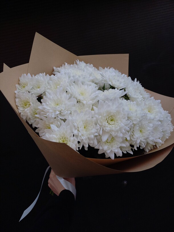 Шикарный весенний букет из кустовых хризантем, артикул F1189894 - 5299 рублей, доставка по городу. Flawery - доставка цветов