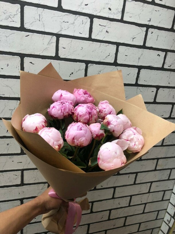 13 розовых пионов, артикул F1191017 - 15200 рублей, доставка по городу. Flawery - доставка цветов