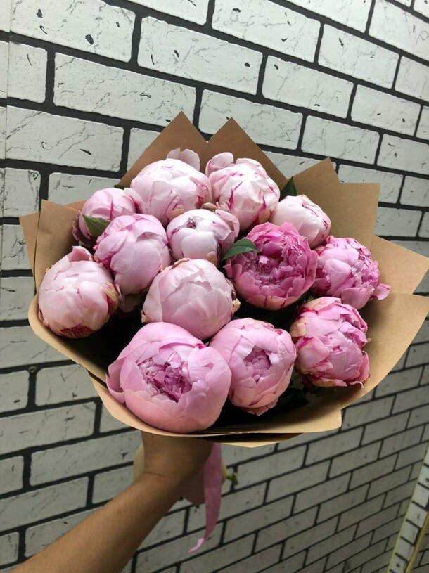 13 розовых пионов, артикул F1191018 - 21243 рублей, доставка по городу. Flawery - доставка цветов