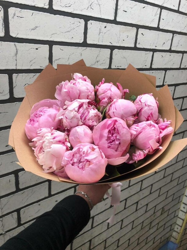 Букет из 11 розовых пионов, артикул F1191353 - 14000 рублей, доставка по городу. Flawery - доставка цветов