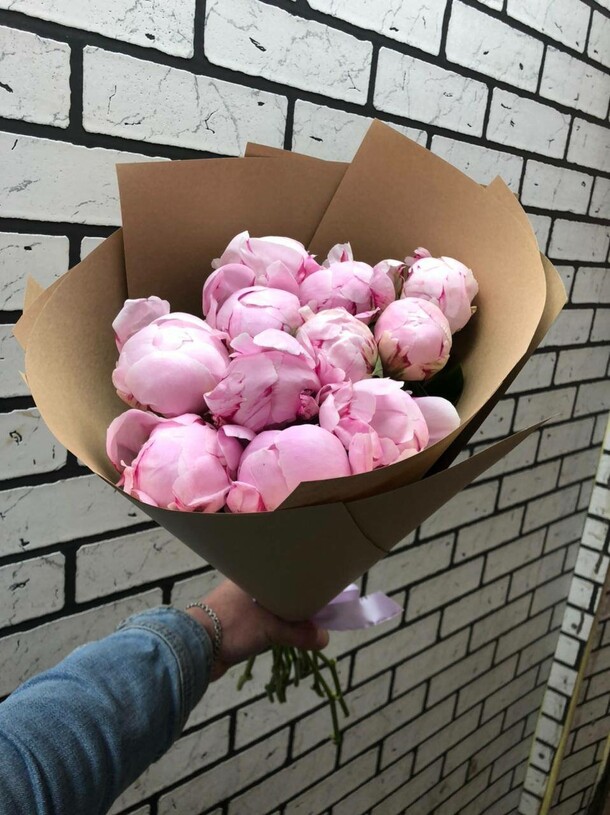 Букет из 11 пионов, артикул F1191355 - 14000 рублей, доставка по городу. Flawery - доставка цветов