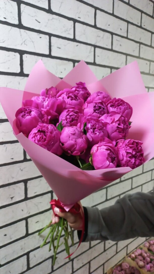 Шикарный букет малиновых пионов, артикул F1191931 - 16638 рублей, доставка по городу. Flawery - доставка цветов