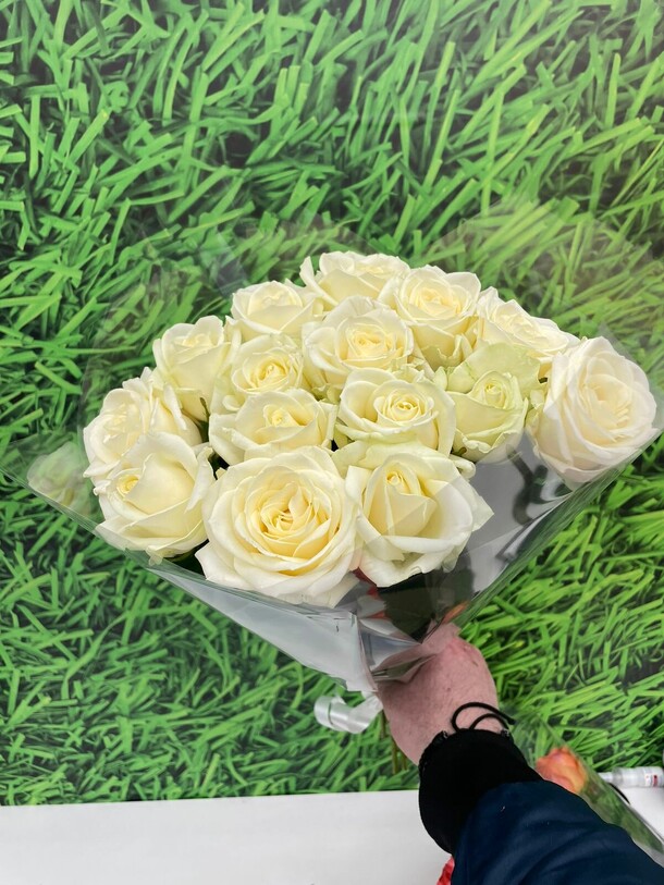 Сочный букет белых роз, артикул F1191972 - 3860 рублей, доставка по городу. Flawery - доставка цветов