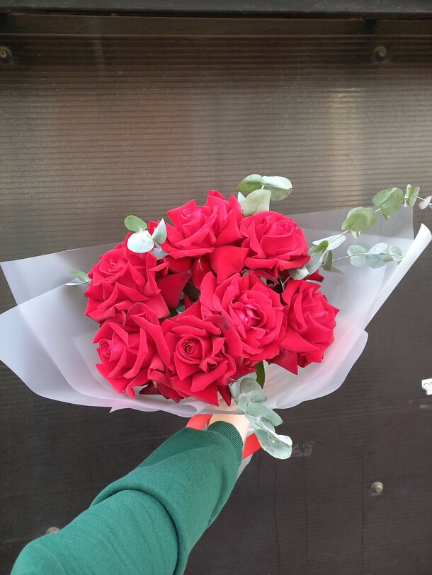 7 красных французских роз с эвкалиптом, артикул F1192857 - 6266 рублей, доставка по городу. Flawery - доставка цветов