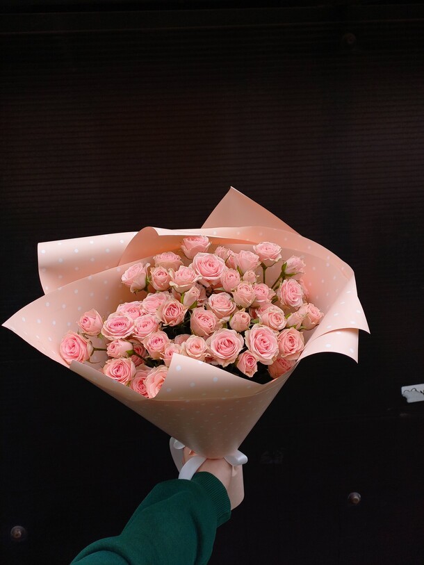 Шикарный букет кустовых роз, артикул F1193441 - 5960 рублей, доставка по городу. Flawery - доставка цветов