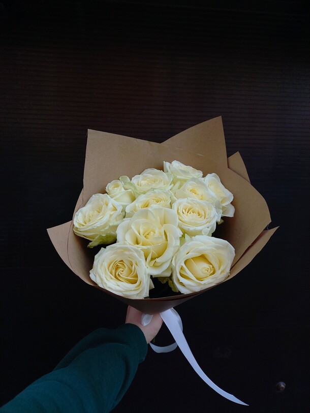 Свежий букет сортовых белых роз, артикул F1193776 - 3300 рублей, доставка по городу. Flawery - доставка цветов