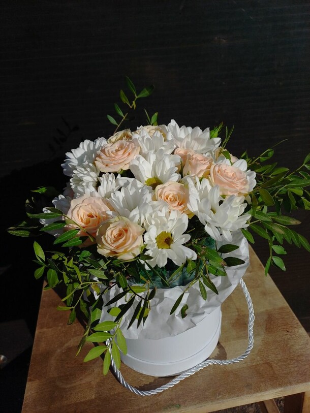 Коробка шикарных цветов, артикул F1194056 - 5113 рублей, доставка по городу. Flawery - доставка цветов