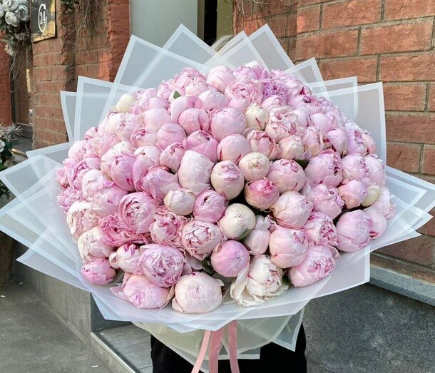 Нежный букет с пионами 101, артикул F1195136 - 121000 рублей, доставка по городу. Flawery - доставка цветов