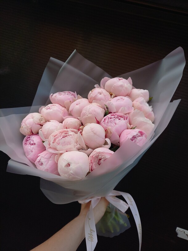 Шикарный букет пионов сара бернер, артикул F1195438 - 34917 рублей, доставка по городу. Flawery - доставка цветов