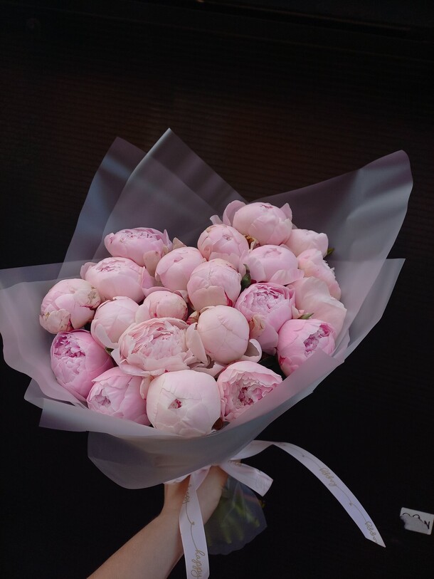 Шикарный букет пионов сара бернер, артикул F1195440 - 34917 рублей, доставка по городу. Flawery - доставка цветов