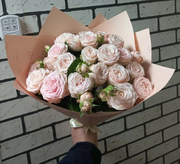 Летний букет кустовых роз, артикул F1197042 - 8743 рублей, доставка по городу. Flawery - доставка цветов