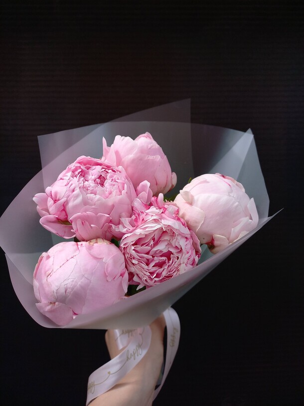 Букет пионов сара бернер, артикул F1199026 - 6901 рублей, доставка по городу. Flawery - доставка цветов