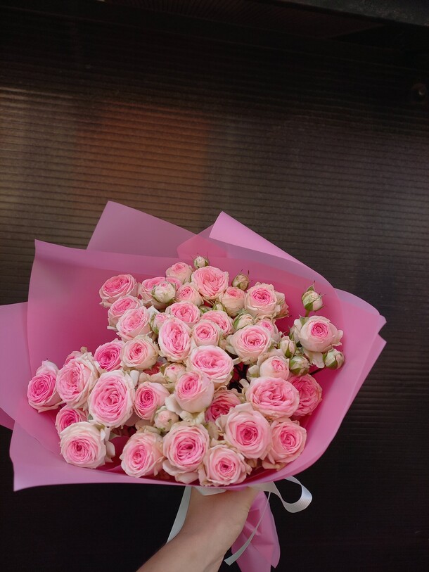 Премиальный букет кустовых роз deluxe, артикул F1201601 - 11241 рублей, доставка по городу. Flawery - доставка цветов