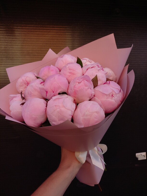 Шикарный букет пионов для вашей леди, артикул F1205697 - 15125 рублей, доставка по городу. Flawery - доставка цветов