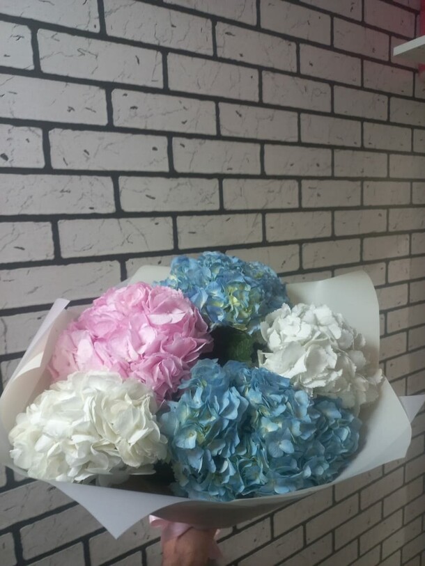 Воздушный букет сортовых гортензий, артикул F1205754 - 7876 рублей, доставка по городу. Flawery - доставка цветов